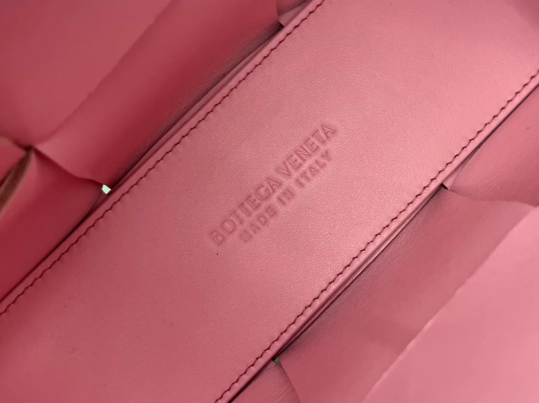#BV 2023 new Candy Arco🎈729029 This time it not only holds the cute🍬 but also puts down the mobile phone. It is particularly mini and pocket-friendly. I really can’t resist it [Love]. The body of the bag is made of sheepskin. It is wear-resistant and durable. There is a detachable inner bag inside. It has a small and cute design style that can be worn cross-body or hand-held. It can be used for daily commuting and leisure. The capacity is definitely enough for all daily items. The size is suitable for everyone. You really can’t miss such a cute bag [Celebration] Size: 20x13x7 P1800